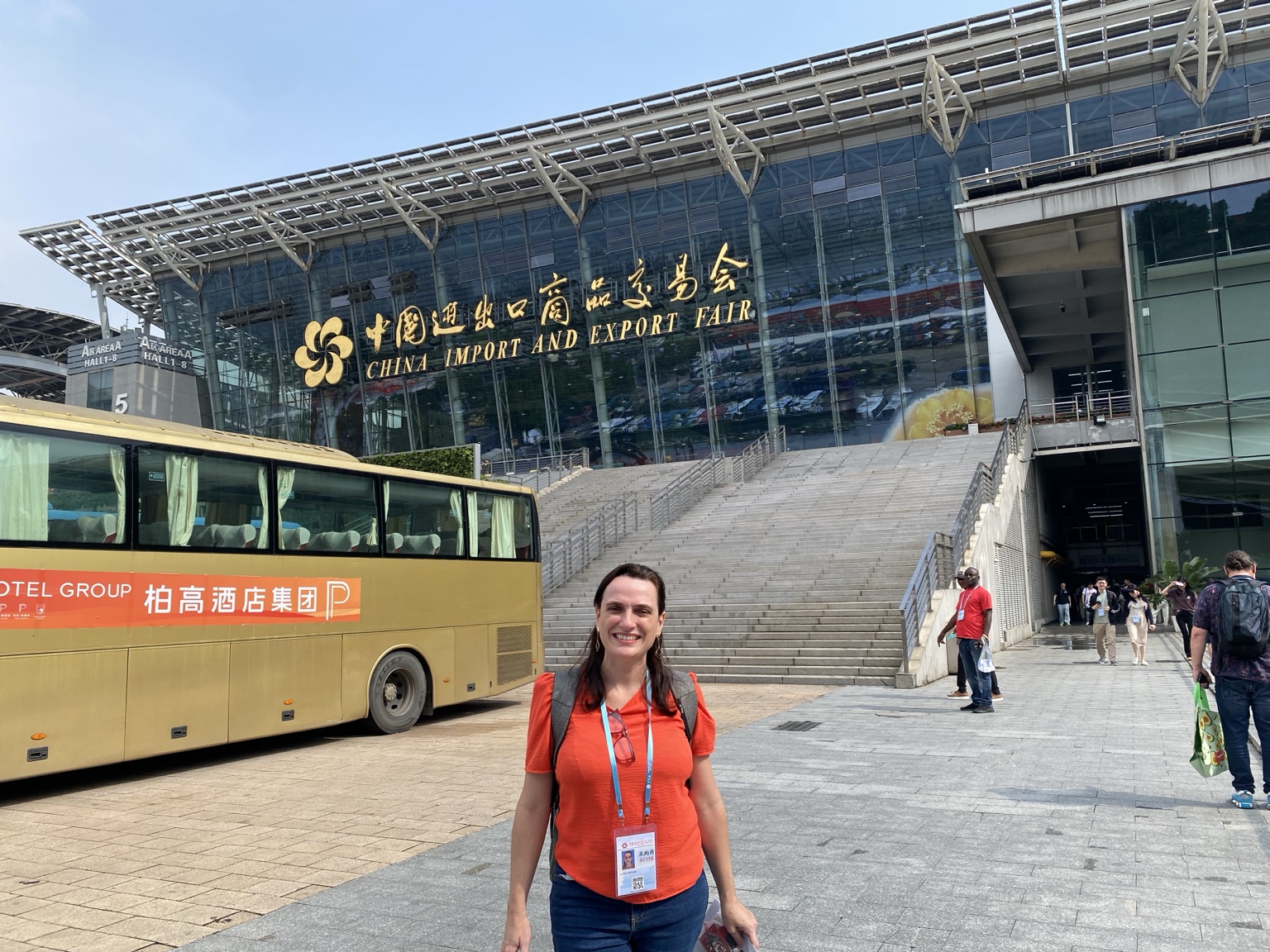Liana Vertuan em frente ao centro da China Import and Export Fair.