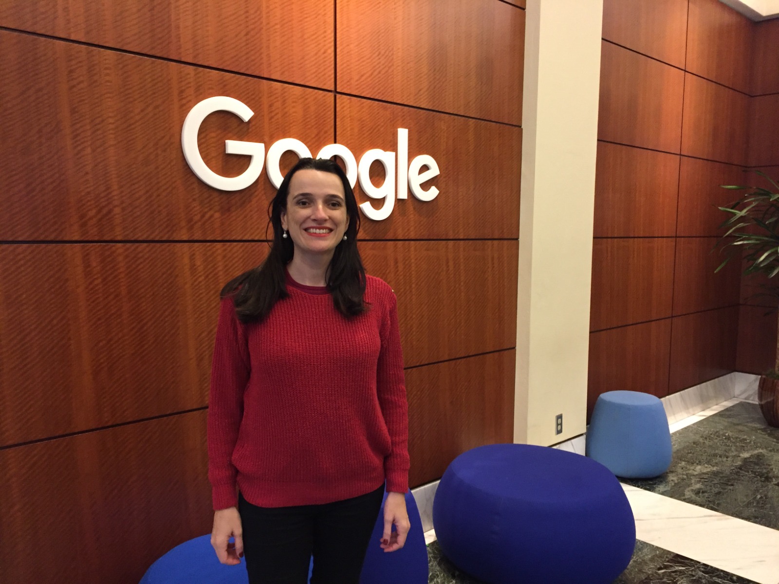 Liana Vertuan em frente ao letreiro do Google.